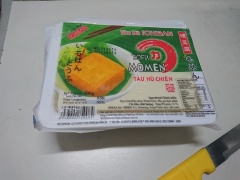 Cà chua, nấm, rửa sạch, cắt miếng vừa ăn. Đậu hủ cắt thành miếng vuông nhỏ.