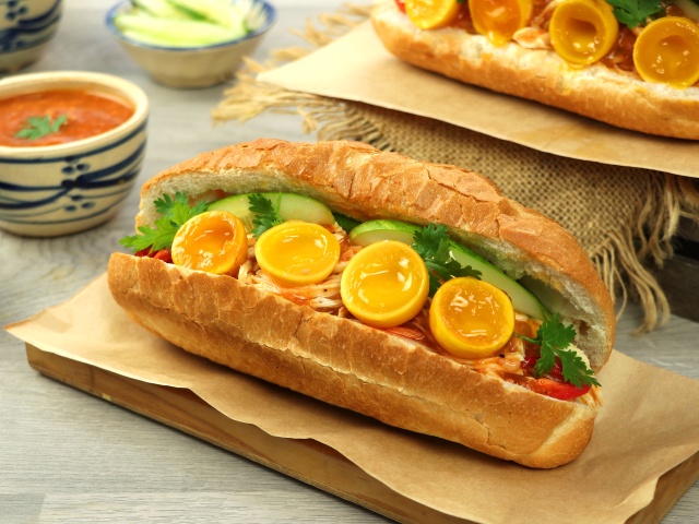 Bánh Mì Gà Xé Trứng Non