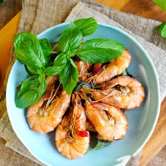 Trước khi dùng, bày tôm ra đĩa và trang trí thêm ít húng quế tươi cho đẹp mắt.