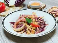 Thành phẩm: Múc salad ức gà bắp cải tím ra đĩa, trang trí thêm chút rau xanh cho bắt mắt. Thử một miếng bạn sẽ cảm nhận được sự giòn của bắp cải tím và hành tây, béo ngậy từ sốt và giòn dai của thịt gà, đảm bảo ăn hoài không ngán đấy nhé!