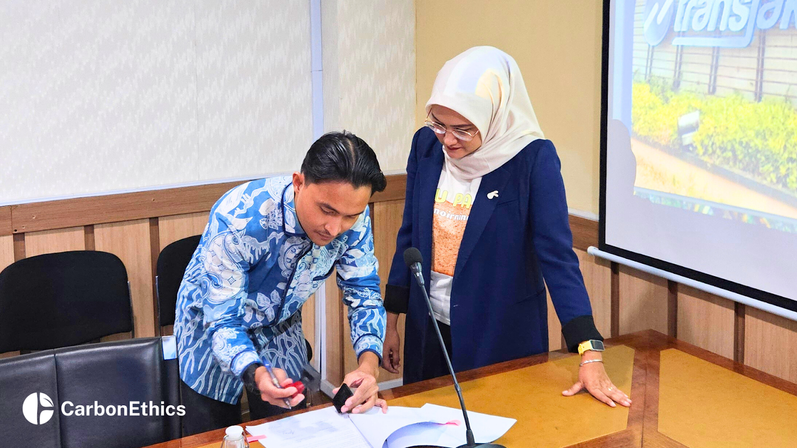 Bimo Soewadji, co-founder of CarbonEthics togeher with Ayu K. Wardhani, Head of Customer Relations of Transjakarta --signs renewal of partnership MoU