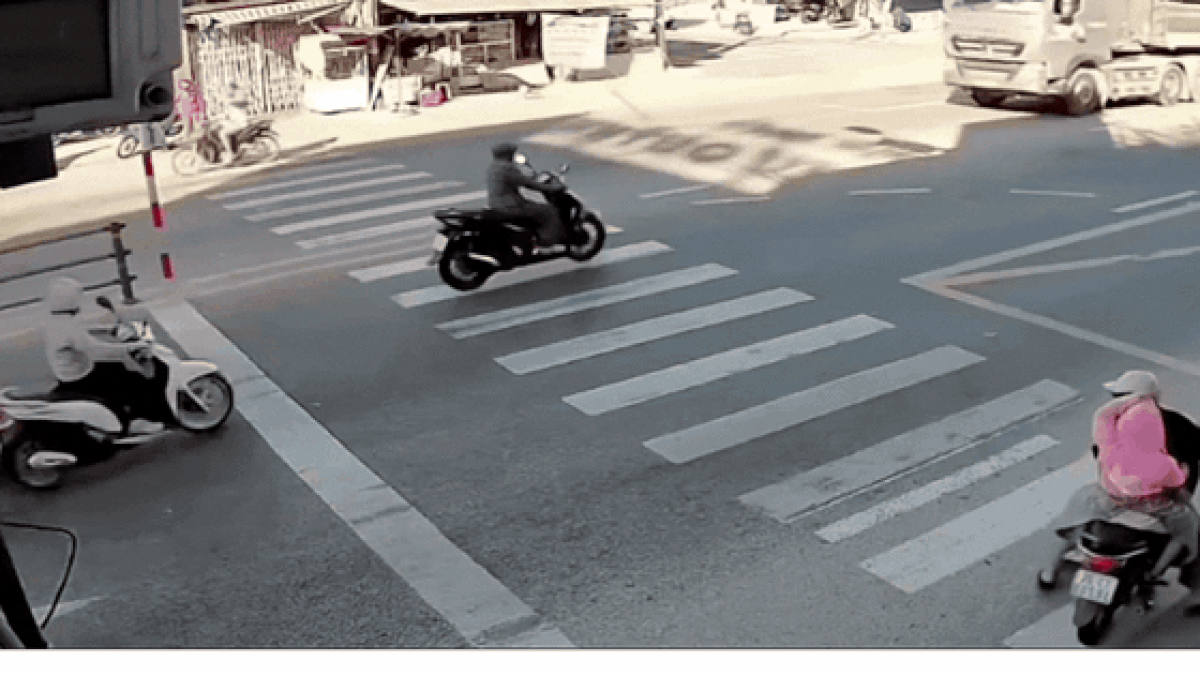 Video người đi xe máy suýt trả giá vì 'lọt' vào điểm mù xe container - Báo Sức Khỏe &amp; Đời Sống