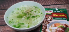 Cho canh ra tô, thêm ít hành cắt nhỏ, tiêu xa và thưởng thức. Canh bắp cải chay dễ thực hiện mà rất thanh mát đúng không các bạn. Chúc các bạn ngon miệng nhé.