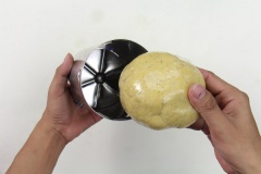 Bọc khối bột trong nhiều lớp màng thực phẩm, cho vào khuôn (làm chả lụa), đậy nắp lại rồi tiếng hành nén chặt lại để giúp bánh được cứng cáp hơn và không bị nở bông mềm khi hấp. Cho cả khuôn vào nồi hấp trong khoảng 30 phút là được.