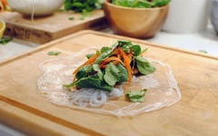 Cho lần lượt vào miếng bánh tráng gồm bún, thịt gà, lá mồng tơi, cà rốt và ngò rí cho vừa cuốn.