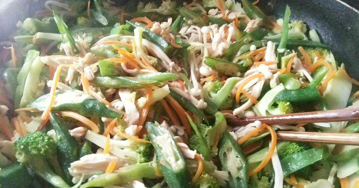 Ức gà xào rau củ
