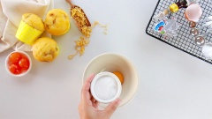 Cách làm sốt phô mai: Cho 1 lòng đỏ trứng và 20gr đường vào 1 tô sạch, dùng phới đánh cho đường tan ra, hỗn hợp chuyển sang màu vàng nhạt.