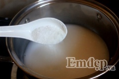 Tiếp đó bạn cho nước cốt dừa vào nồi và thêm 50g đường vào đun tan, khi nước cốt dừa sôi thì tắt bếp. Để cho nước cốt dừa nguội.