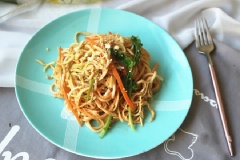 Món mì gà trộn với công thức đơn giản bạn chỉ mất khoảng 15 phút để chế biến thôi.