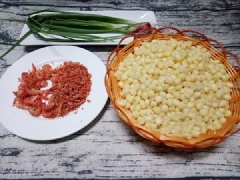 Đặt chảo lên bếp, cho ½ muỗng bơ vào, khi bơ nóng lên thì cho đầu hành vào phi thơm. Tiếp đó, bạn cho tôm và tép khô vào xào nhanh tay cho ngấm mùi thơm của bơ. Sau đó, bạn cho tôm và tép ra một cái bát riêng.