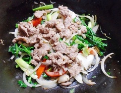 Cuối cùng, cho lại thịt bò vào, đảo đều thêm 1 phút rồi tắt bếp.