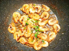Đun nóng 2 muỗng canh dầu ăn, cho hành tím và tỏi băm vào phi cho thơm rồi cho tôm vào xào ở lửa lớn để tôm không ra nhiều nước. Cuối cùng, đổ chén nước sốt me đã pha vào cùng và đảo đều, rang cho tới khi tôm rút cạn nước thì cho hành lá vào cùng, đảo đều là tắt bếp.