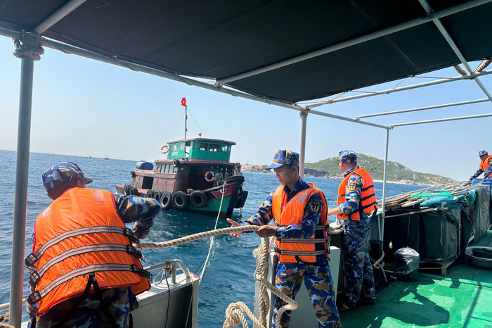 Tàu 785 (Lữ đoàn 955) kịp thời cứu kéo ghe cá bị hỏng máy trên biển - Báo Quân Đội Nhân Dân