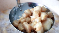Bạn nên chọn những miếng mỡ chắc, có màu trắng bóng, khổ dày, nên lọc hết phần bì để khi chiên không bị nổ. Mỡ heo rửa thật sạch với muối, để khô ráo, cắt thành miếng vuông khoảng 2cm. Cho vào chảo nóng, cho mỡ ra bớt, đến khi tóp mỡ bắt đầu vàng thì vớt ra để ráo dầu.