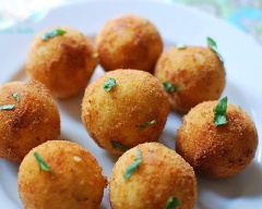 Đun nóng dầu ăn trong chảo sâu lòng, cho khoai tây vào chiên từ 3-5 phút cho đến khi các viên khoai tây có màu vàng nâu là được. Khoai tây nhồi thịt viên có thể chấm cùng tương ớt hay tương cà trước khi dùng.