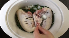 Rắc muối, tiêu hạt lên gà. Đậy nắp lại và đun ở lửa vừa khoảng 5 giờ cho rau củ chín mềm nhừ, thịt gà ra hết chất. Khi đã đủ thời gian, bạn tắt lửa. Gắp xương gà ra, lọc hết xác rau củ ra khỏi nước dùng là hoàn thành.