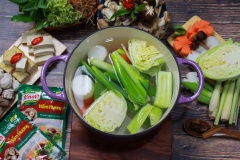 Cho các rau củ đã sơ chế vào một nồi nước khoảng 2,5 lít. Đun sôi nước thì giảm nhỏ lửa và hầm trong 30' để các rau củ ra chất ngọt, mùi thơm. Sau 30', lược bỏ rau củ, chúng ta sẽ thu được nước dùng có vị ngọt thanh từ các loại rau củ quả