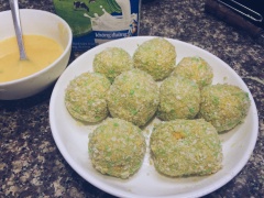 Lần lượt lăn viên khoai tây qua một lớp bột mì, trứng đã đánh tan và bột chiên xù. Đem viên khoai tây chiên ngập dầu. Chú ý lửa vừa để không làm khoai bị cháy.