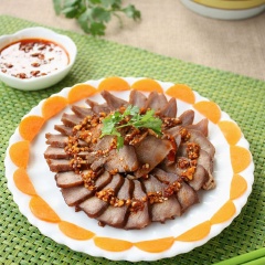 Trước khi dùng bày lưỡi heo ra đĩa và chan phần sốt vừa pha để dùng kèm. Trang trí thêm cà rốt nhìn đẹp mắt.