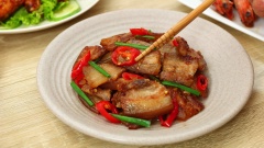 Cho thịt ra dĩa rồi thưởng thức cùng cơm nóng, đây sẽ là món ăn kích thích vị giác khiến cả gia đình bạn đều trầm trồ. Hãy cùng Barona vào bếp thực hiện món thịt rang cháy cạnh đưa cơm này nhé!