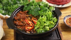 Khi ăn đợi sốt sôi nhúng bò và rau vào đảo đều khi bò và rau chín gắp ra chén rồi cho thêm rau và bò mới vào tương tự ăn bò nhúng dấm, có thể cuốn bánh tráng hoặc ăn kèm bánh mì.