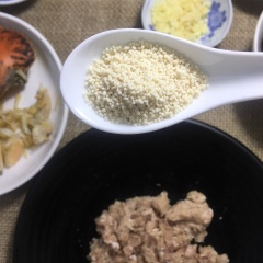 Cua biển mua về luộc tách lấy thịt. Thịt xay nhuyễn mịn. Nêm hạt nêm, tiêu, tỏi băm và hành tím, hành củ băm nhuyễn.