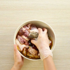 Cho vào tô ngan cùng 1 muỗng canh ngũ vị hương, 1 muỗng canh dầu hào, 1 muỗng canh nước mắm, 1 muỗng canh nước, 1 muỗng canh rượu trắng, 1 muỗng canh dầu ô liu, 1 muỗng canh hạt nêm, 3 muỗng canh đường, 1 muỗng canh tiêu. Trộn đều, ướp trong 1 tiếng để thịt ngấm gia vị.