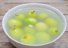 Táo chua đem rửa sạch, dùng dĩa hoặc que nhọn châm quanh đều quả táo. Đem táo rửa lại lần nữa, để ráo. Hòa khoảng 30g vôi tôi với 2 lít nước, để cho nước vôi lắng cặn, gạn lấy phần nước vôi trong rồi cho táo vào ngâm trong khoảng 5-6 tiếng.