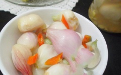 Dưa hành muối bạn có thể ăn kèm bánh chưng, cơm đều được nhé!