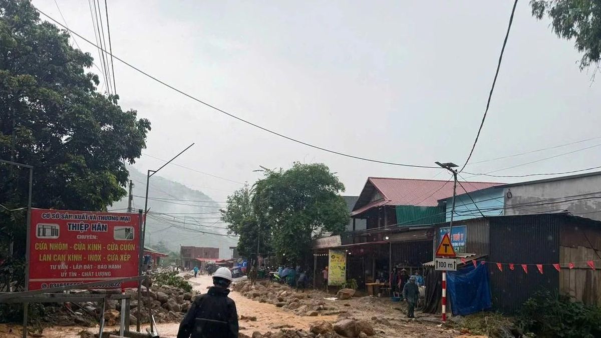 Lũ ống cuốn đất đá vào khu dân cư ở Lào Cai - Báo Tri thức &amp; Cuộc sống