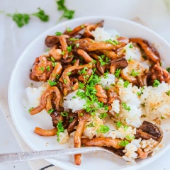 Mùa lạnh, các món xào lại lên ngôi. Món gà xào nấm cũng luôn có mặt trong thực đơn hàng ngày. Món ăn giàu dinh dưỡng, dễ chế biến, thích hợp cho những bữa cơm ngày tắc đường.