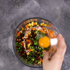 Cho 500 gram thịt heo xay, 50 gram bắp mỹ, 50 gram cà rốt, 4 tai nấm mèo, 10 gram hành lá, 1 muỗng cà phê tiêu, 1 muỗng cà phê đường, 1 muỗng cà phê hạt nêm, 1 muỗng canh dầu hào, 1 quả trứng vịt, 1 muỗng canh bột năng vào trộn đều cho các nguyên liệu hòa quyện với nhau. Sau đó, nắn thành những viên vừa ăn.