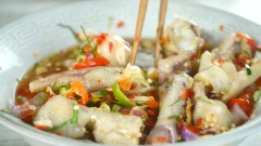 Sau khi chặt đôi chân gà, đem ướp chân gà cùng tỏi 10gr, hành tím 10gr, sả 25gr , riềng 25gr ,ớt sừng 25gr, 10 lá chanh, 5 trái tắc rồi rót hỗn hợp nước ngâm chân gà vào, trộn thật đều rồi để yên tô chân gà sốt thái khoảng 2h sau là có thể dùng được nhé.