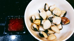 Tỏi băm nhỏ. Nghêu mua về ngâm nước vo gạo hoặc nước pha ớt 1-2 giờ cho nhả cát. Bắt chảo lên bếp cho dầu vào phi thơm tỏi, trút nghêu vào chảo.