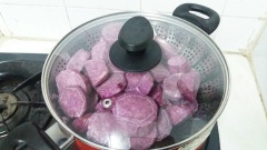 Gọt vỏ và cắt khoai thành từng miếng xong ngâm khoai với nước và số muối còn lại khoảng 10 phút để loại bỏ mủ nhựa. Sau đó rửa lại khoai cho sạch và đem hấp.