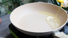 Chiên viên chả cá: Đặt chảo lên bếp, đợi chảo nóng thì cho dầu ăn vào. Dầu nóng, các bạn bỏ viên chả vào chiên nhé. Chiên từng mặt, đảo vòng tròn cho đến khi vàng đều thì cho ra dĩa có lót giấy thấm dầu để thấm bớt phần dầu dư nha.