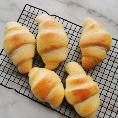 Trình bày ra đĩa là các bạn đã hoàn thành xong món Bánh mì cua thần thánh này rồi. Mùi bánh nướng đã thơm lừng gian bếp của bạn phải không nào, hương vị còn ngon hơn rất nhiều so với bên ngoài đó mà lại sạch sẽ hợp vệ sinh nữa. Chúc các bạn thành công ở món bánh mì cua này nhé.
