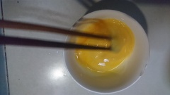 Đánh đều phần trứng có cả lòng trắng trứng, khi sốt kem sôi, đổ phần trứng này vào sốt, đảo đều tay. Tiếp tục cho mì vào chảo và đảo đều, thêm 1 muỗng cà phê hạt nêm vào và nêm lại gia vị.