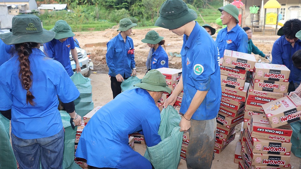 Tuổi trẻ Trường Đại học Tây Bắc phát huy tinh thần tình nguyện, xung kích vì cộng đồng, tham gia hỗ trợ khắc phục hậu quả mưa lũ