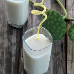 Để sữa nguội có thể cho vào hũ kín bảo quản trong tủ lạnh để dùng dần. Sữa hạt sen béo thơm, thanh đạm là một thức uống tốt cho sức khỏe cả nhà. Sen có tác dụng dưỡng tinh thần, giúp thư giản và điều dưỡng tốt cho giấc ngủ.