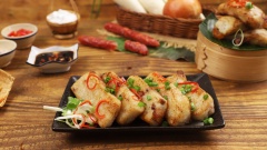 Bánh Củ Cải khi mới hấp xong sẽ hơi mềm nhưng khi để nguội và bảo quản trong tủ lạnh bánh sẽ có độ dai hơn. Có thể để ngăn mát tủ lạnh bọc kín lại dùng dần trong 1 tuần. Khi ăn hấp lại cho nóng hoặc áp chảo cho vàng, có thể chiên bánh với trứng gà cũng rất ngon.