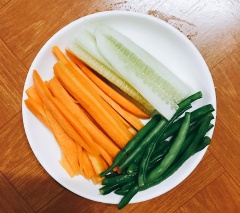 Xà lách lặt lấy từng là lớn không cắt nhỏ, rửa sạch và để ráo (Ngâm nước muối khoảng 15 phút trước khi rửa cho đảm bảo sạch). Đậu que tước gân hai đầu và hai bên lưng. Cà rốt thái thành sợi vừa dài không quá nhỏ. Dưa leo cũng cắt thành những que dài.