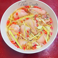 Xếp móng giò vào chén to hay hũ thuỷ tinh, rồi đổ hỗn hợp nước mắm chua ngọt ngâm lên, đến khi ngập nước trên móng giò là được.