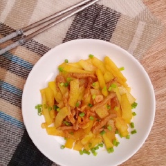 Vỏ dưa hấu xào thịt là món ăn lạ miệng mà hấp dẫn. Vừa có thể giúp bạn tận dụng được nguyên liệu vỏ dưa hấu, tránh lãng phí, vừa có được món ăn ngon cơm tiết kiệm nữa nhé!
