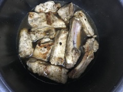 Bật chế độ “Cook” của nồi cơm trong vòng 30 phút, sau đó để chế độ “Warm” trong vòng 15 phút. Thỉnh thoảng bạn có thể mở ra đảo thịt cho thịt được đều màu.