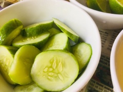 Chuẩn bị nguyên liệu: Dưa leo rửa sạch thái nhỏ, chanh vắt lấy nước, lưu ý đừng vắt mạnh quá chanh sẽ bị đắng nha. Nha đam xắt hạt lựu, đối với đường nếu bạn nào thích uống chua có thể cho ít đường lại nhé!