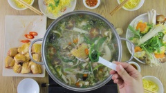 Vào những ngày thời tiết se lạnh, cả nhà cùng quây quần bên nồi lẩu gà nấu nấm tỏa hương nghi ngút thì còn gì tuyệt hơn đúng không. Thịt gà chín mềm béo cùng cách loại nấm dai ngọt rất hấp dẫn. Đặc biệt rau tần ô nhúng lẩu ăn kèm rất thơm. Lẩu có thể ăn cùng cơm hoặc bún tươi, mì gói đều ngon hết ý.