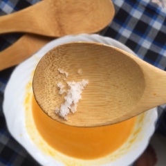 Nêm một chút muối cùng một ít tiêu vòng soup. Chưng cách thủy soup trong thêm 5 phút