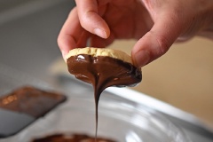 Cho các phần bột vào lò nướng ở 180 độ trong vòng 15 phút. Trong lúc bánh gần chín, đun chảy chocolate ra nè. Sau khi bánh chín rồi thì nhúng 1 đầu vào chocolate rồi xếp ra giấy nến hoặc giấy sáp.
