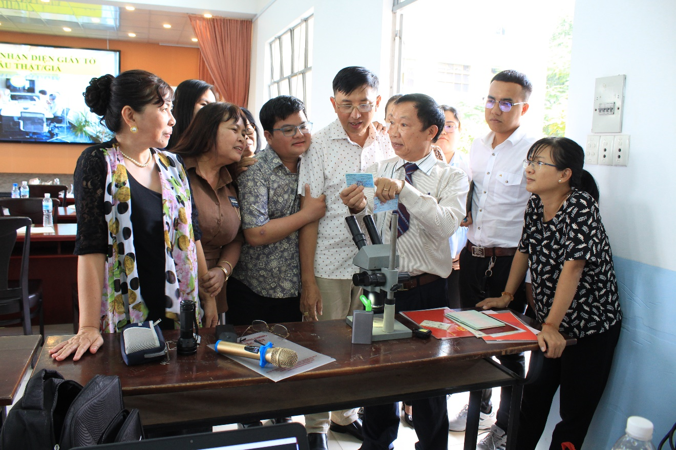 Thực hành kiểm tra, phân biệt giấy tờ, con dấu thật/giả